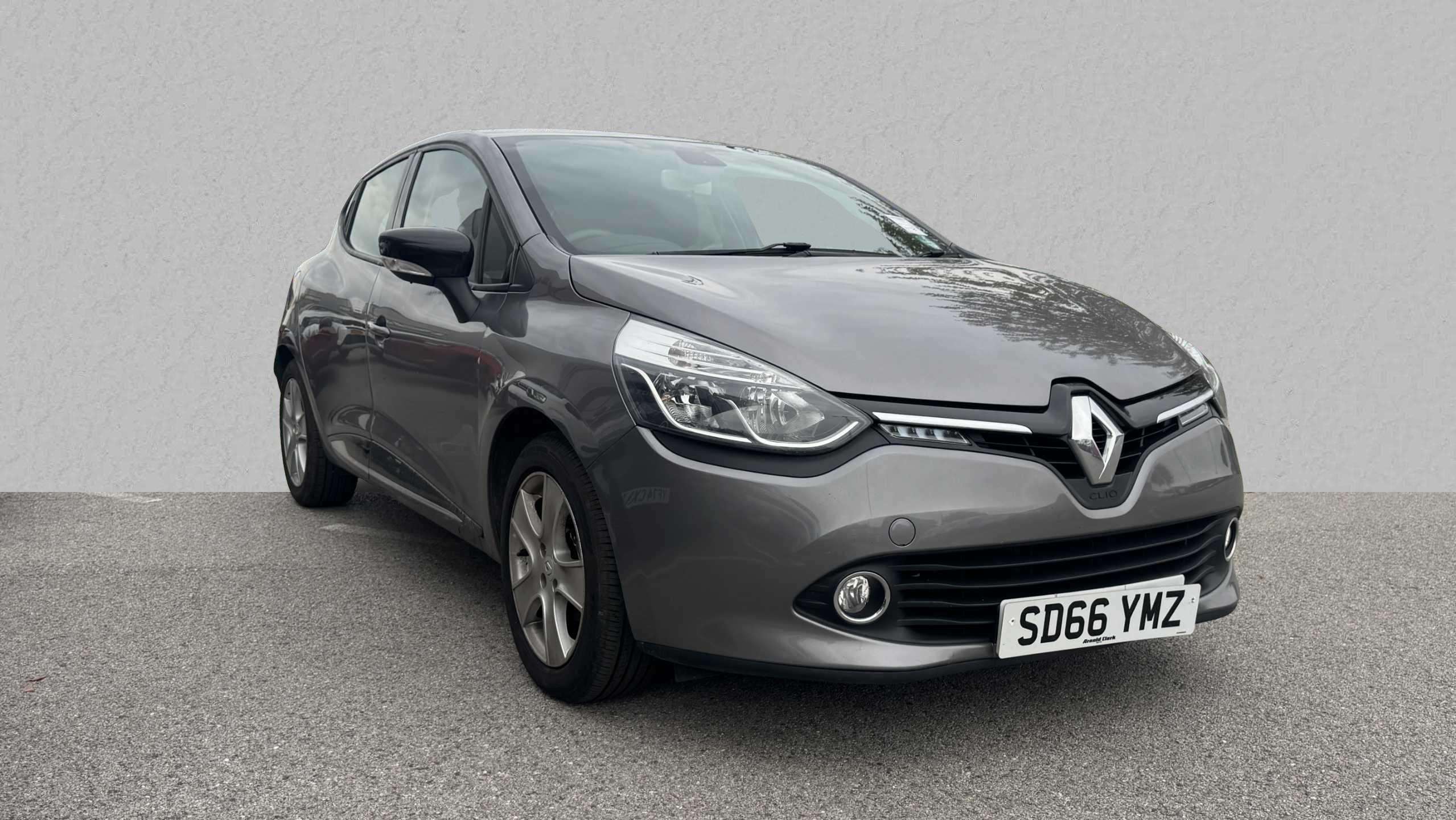 Main listing image - Renault Clio