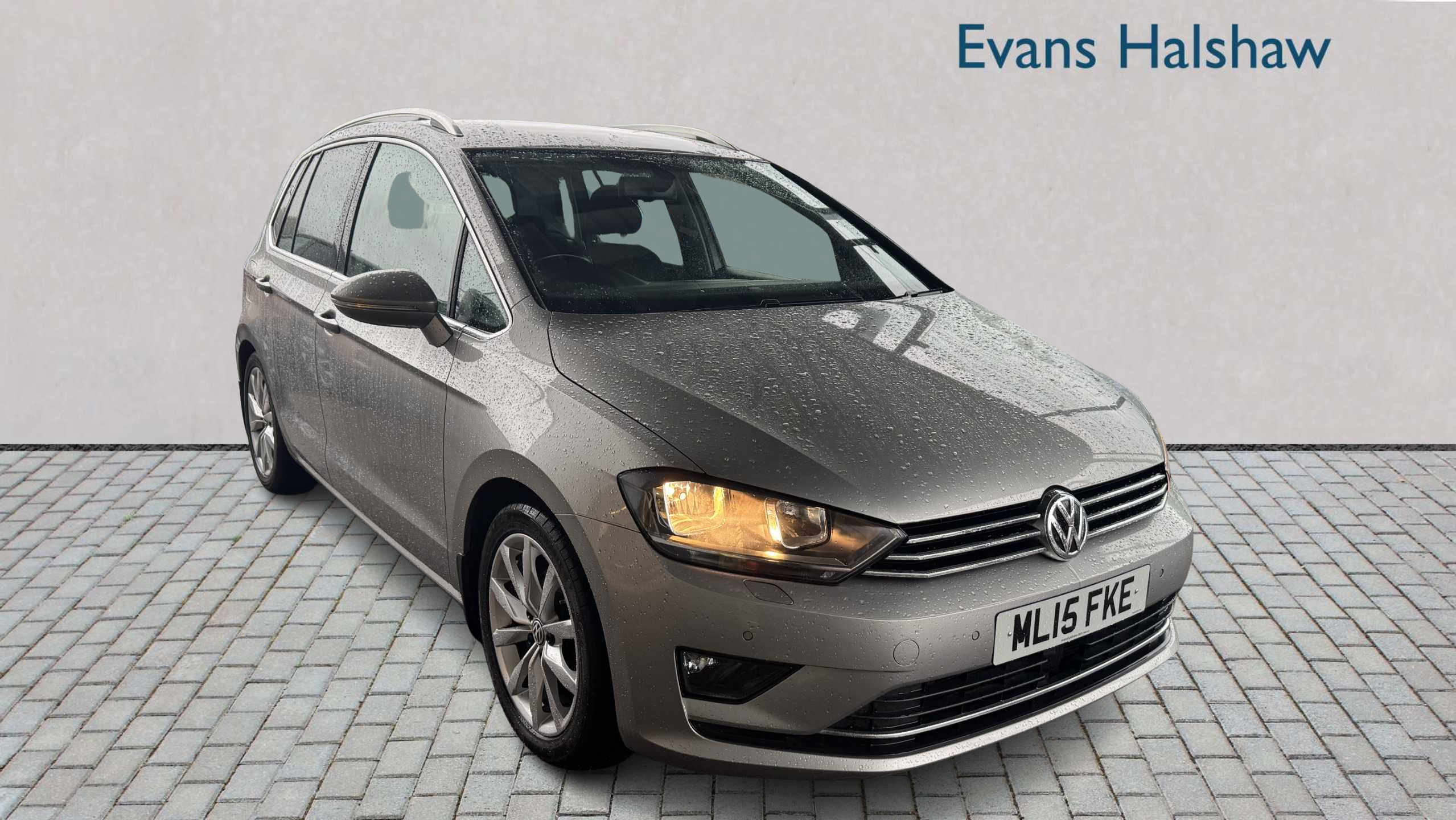 Main listing image - Volkswagen Golf SV