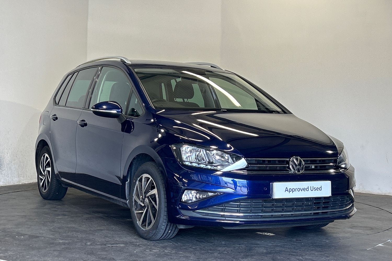 Main listing image - Volkswagen Golf SV