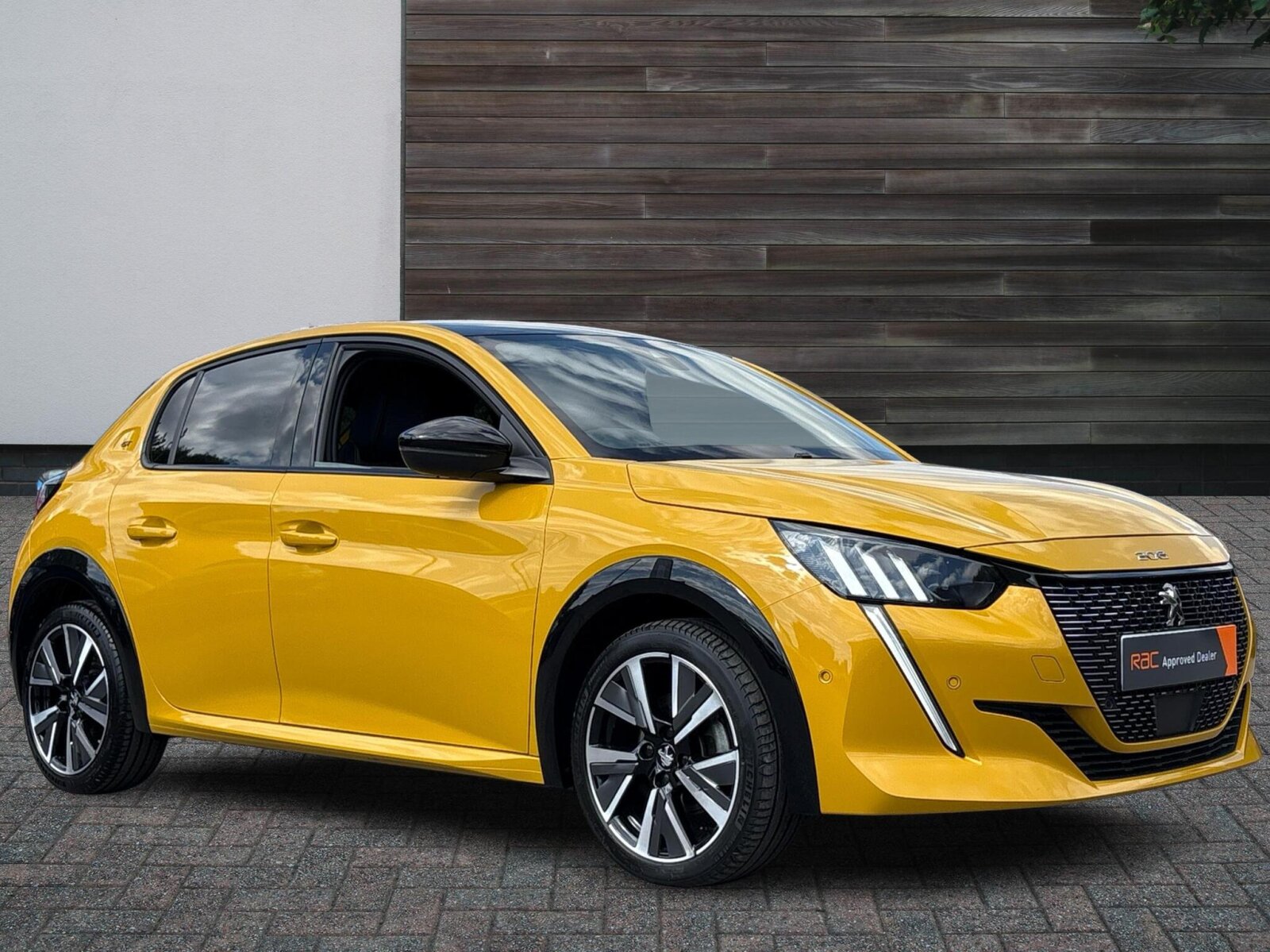 Main listing image - Peugeot 208