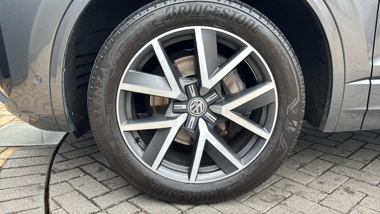 Main listing image - Volkswagen Touareg