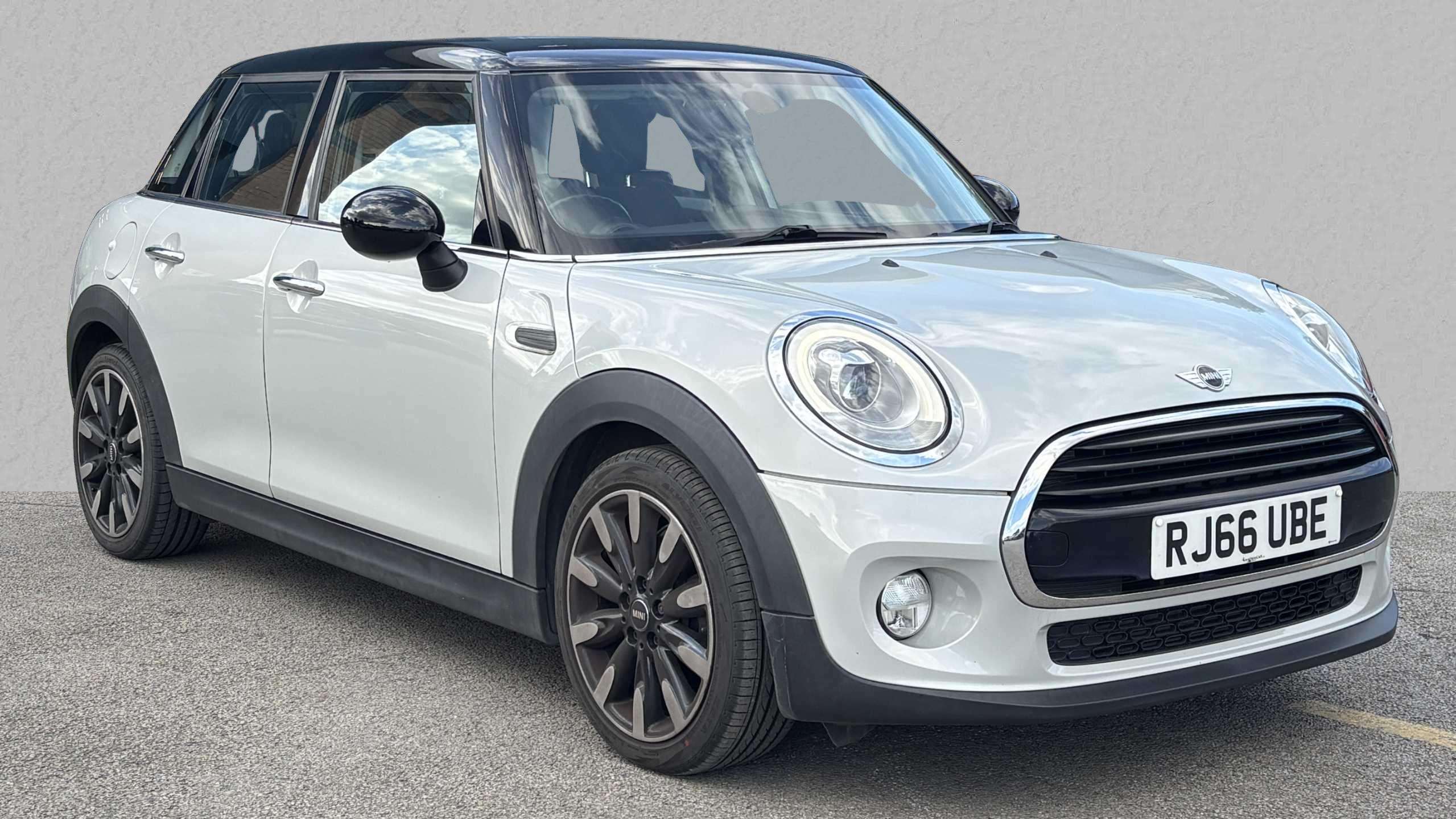 Main listing image - MINI Hatchback 5dr