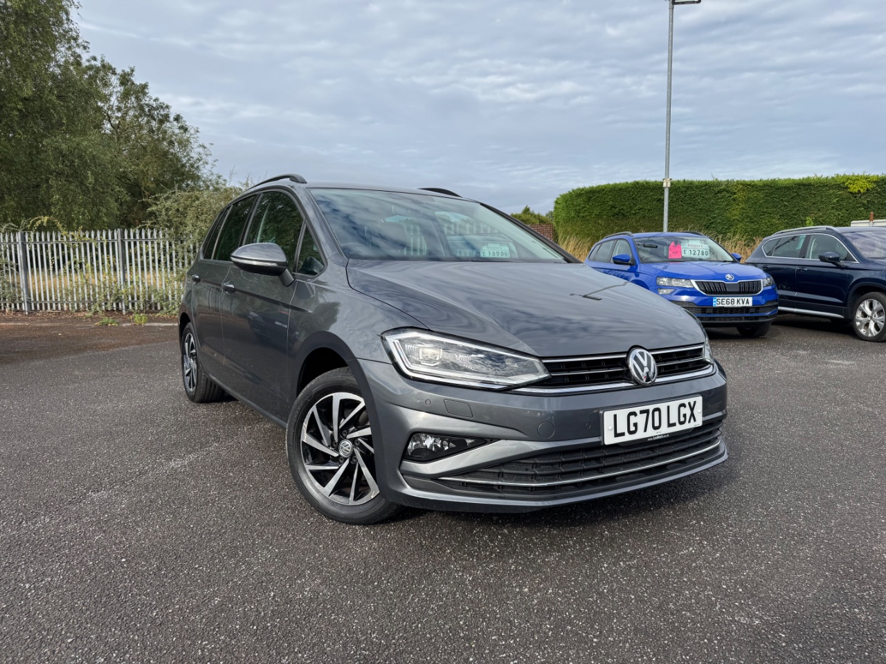 Main listing image - Volkswagen Golf SV
