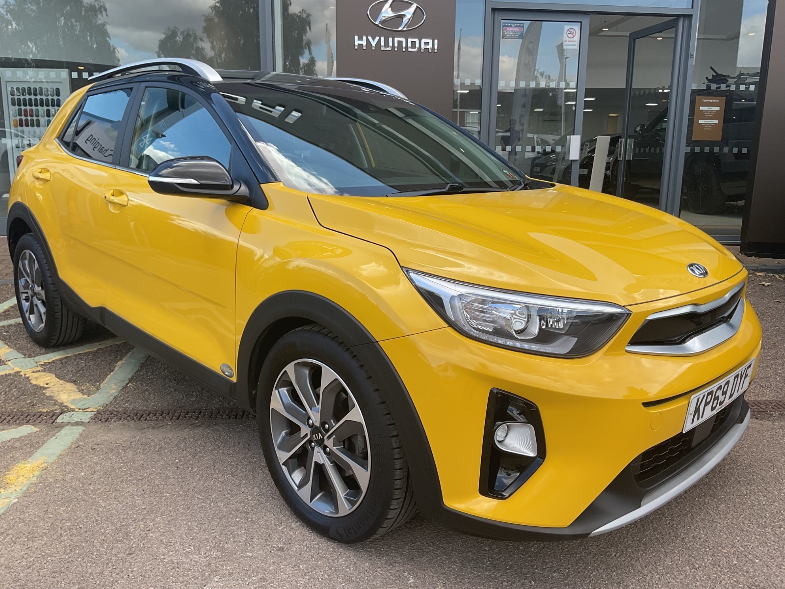 Main listing image - Kia Stonic
