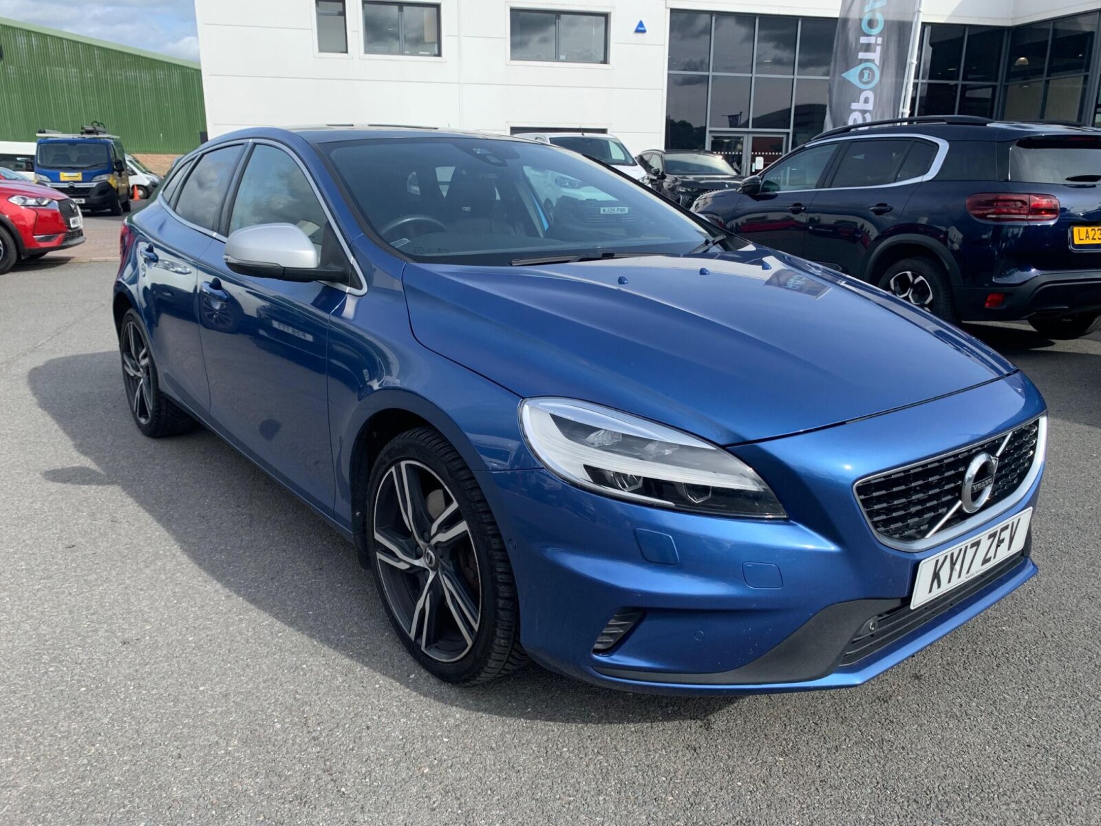 Main listing image - Volvo V40