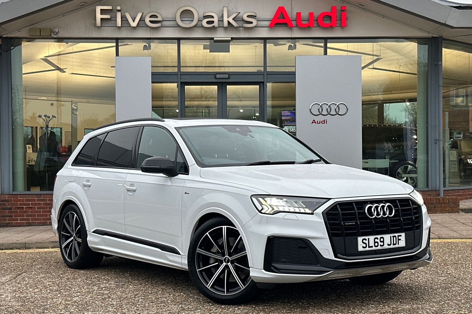 Main listing image - Audi Q7