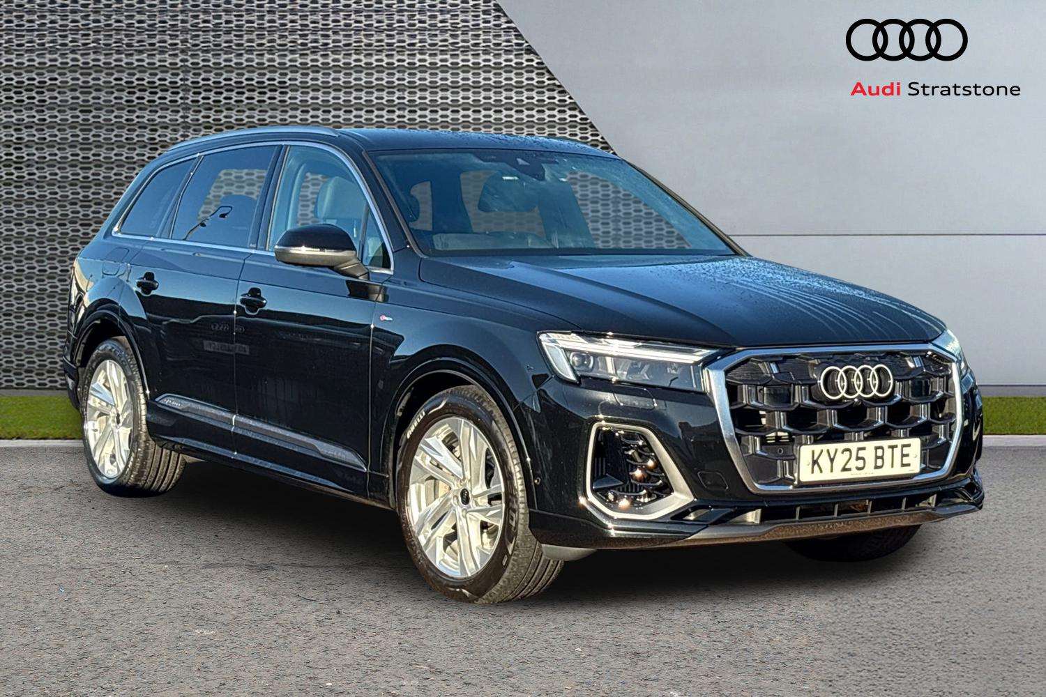 Main listing image - Audi Q7