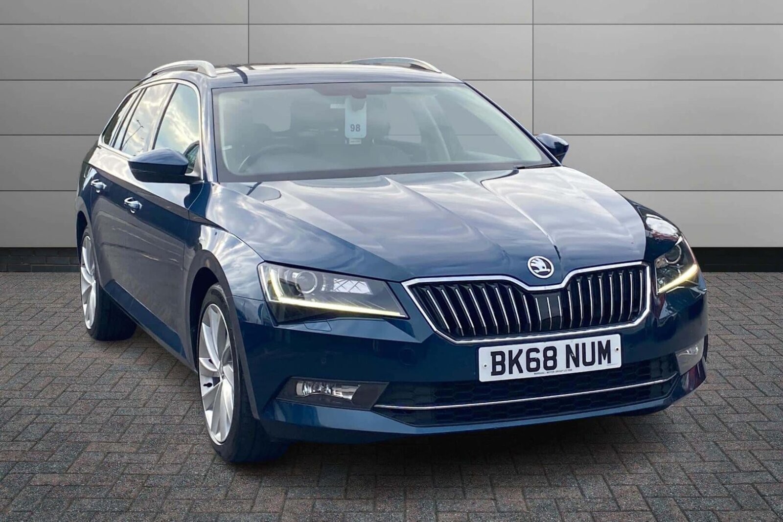 Main listing image - Skoda Superb