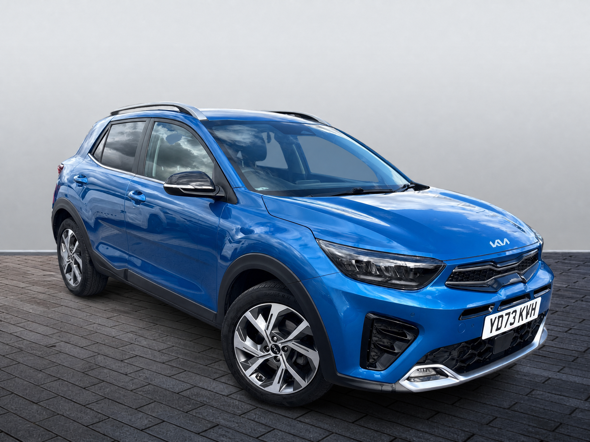 Main listing image - Kia Stonic