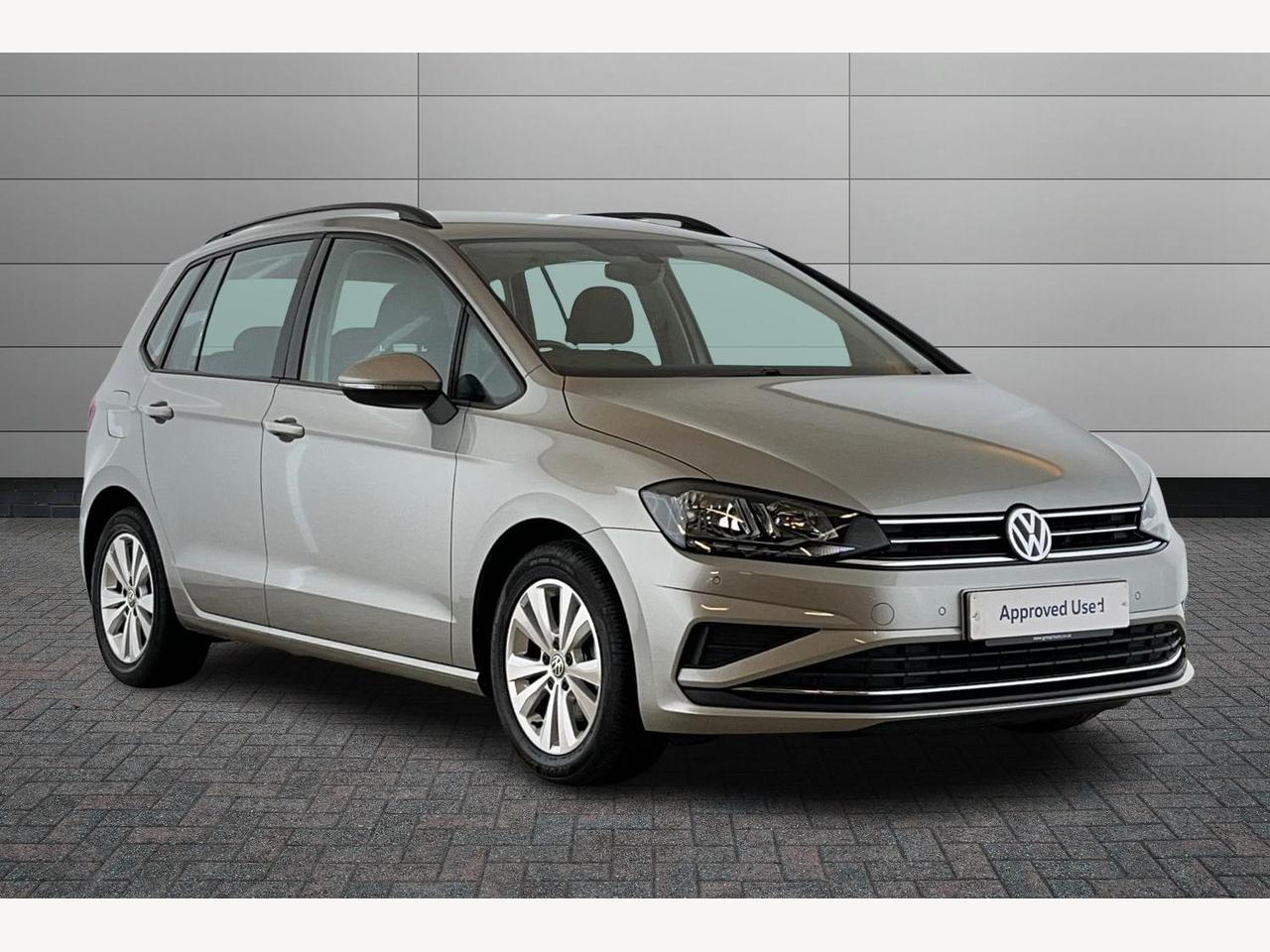 Main listing image - Volkswagen Golf SV