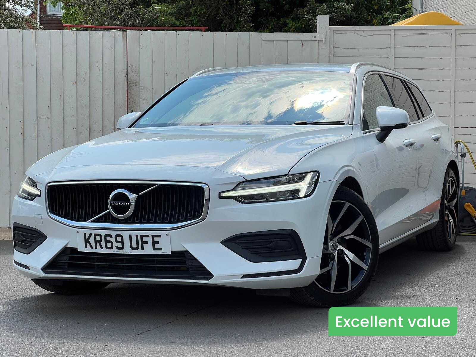 Main listing image - Volvo V60