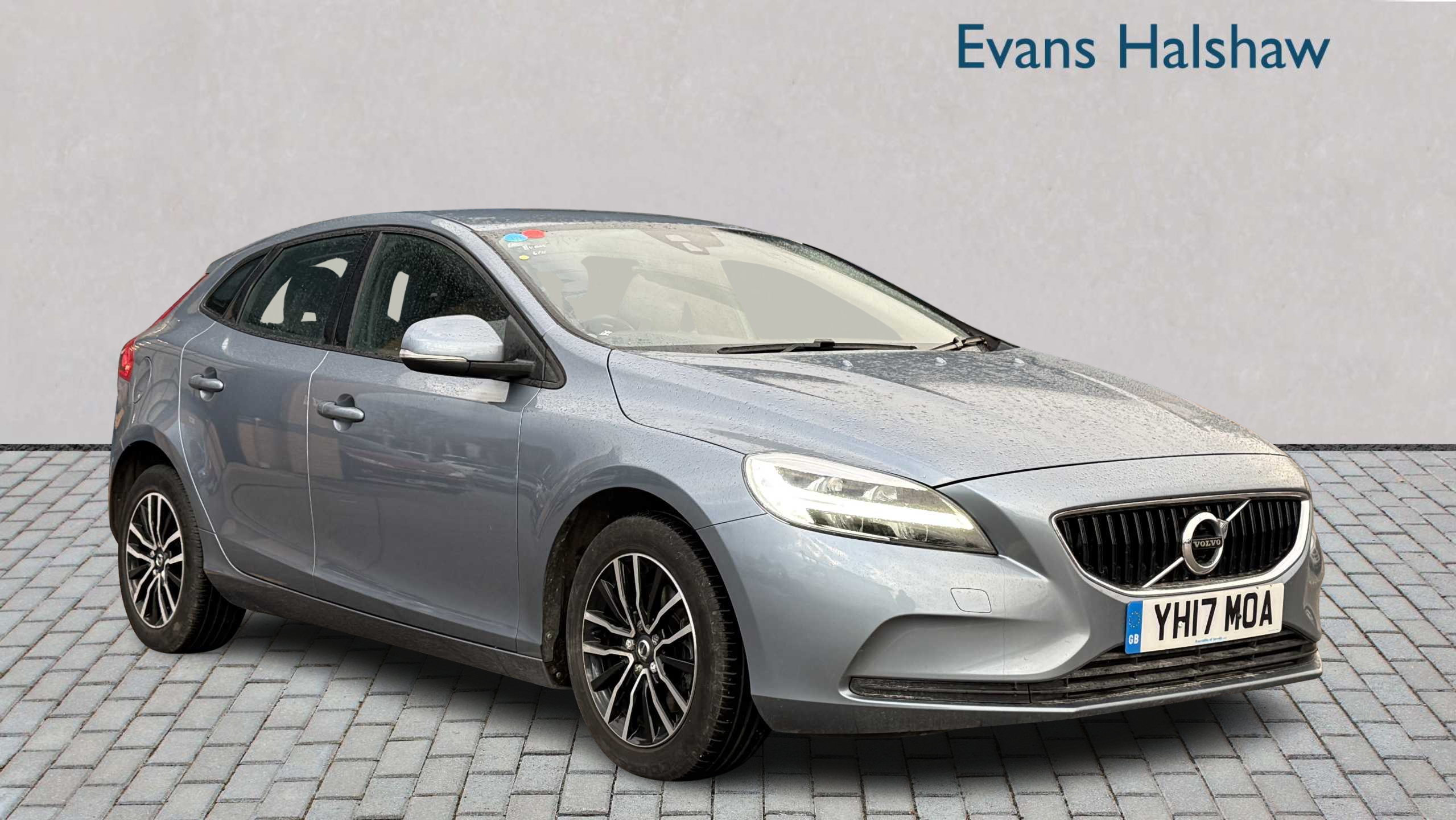 Main listing image - Volvo V40