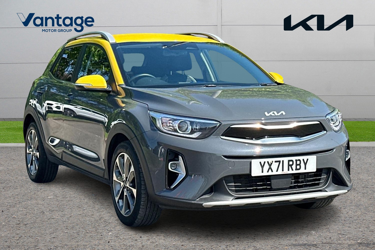 Main listing image - Kia Stonic