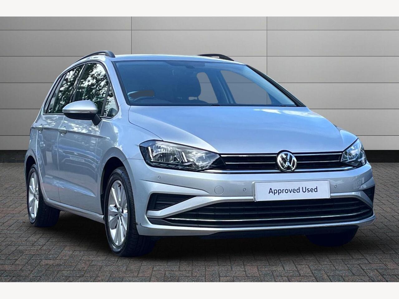 Main listing image - Volkswagen Golf SV