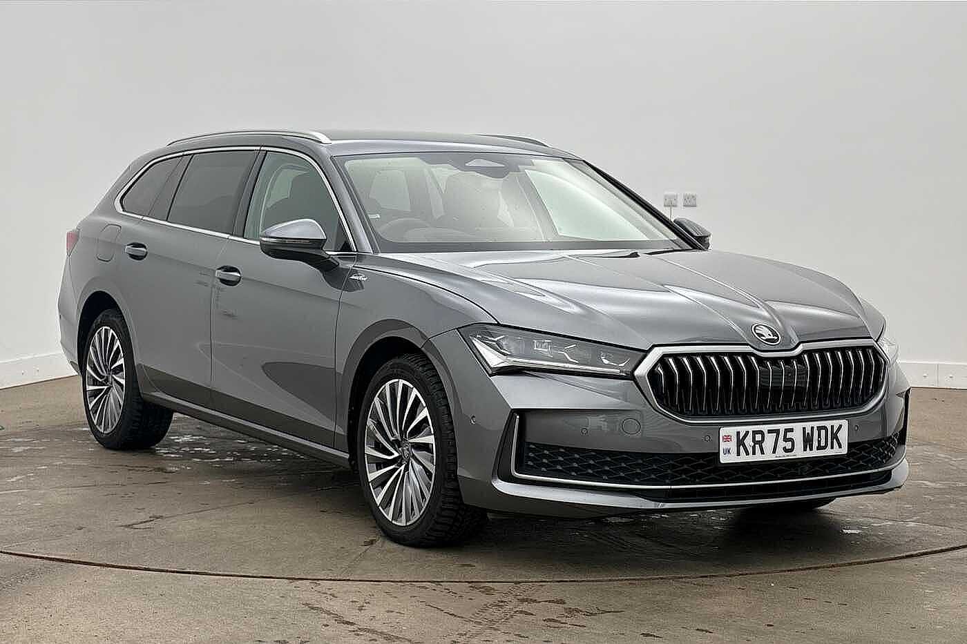 Main listing image - Skoda Superb