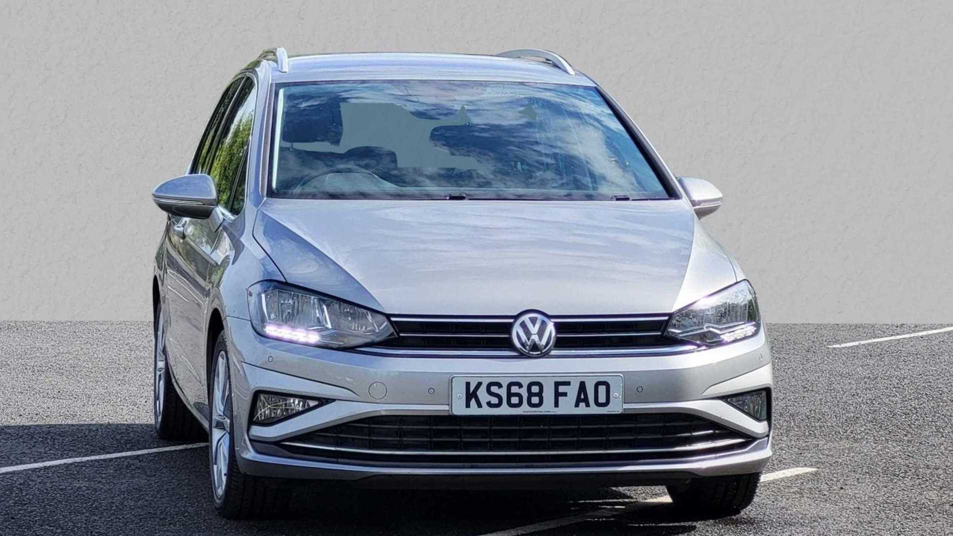 Main listing image - Volkswagen Golf SV