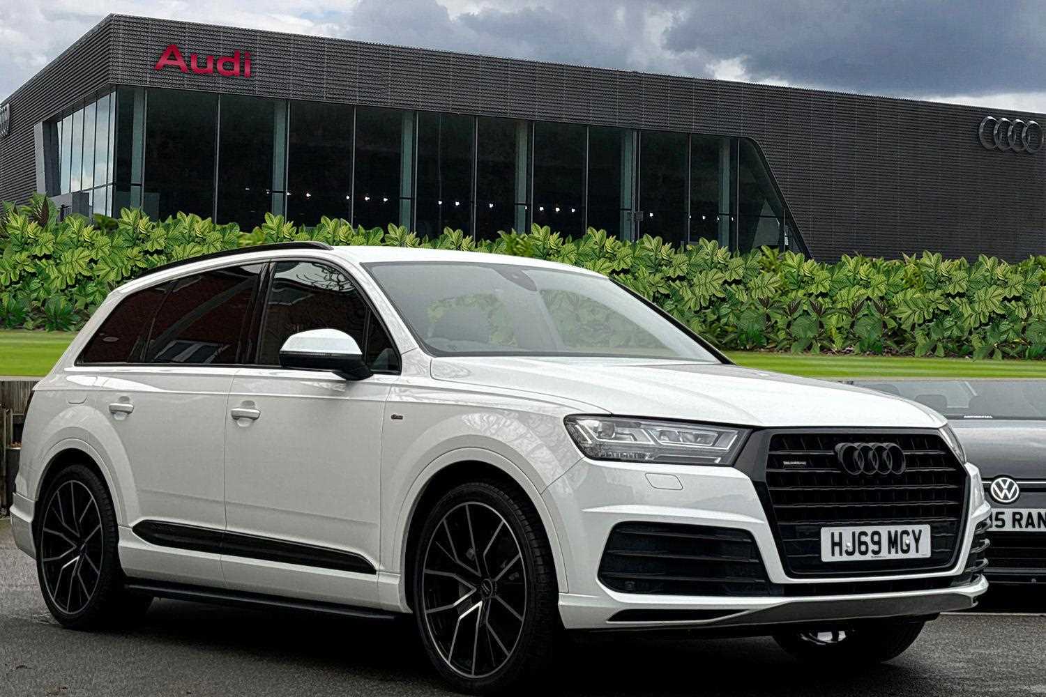 Main listing image - Audi Q7