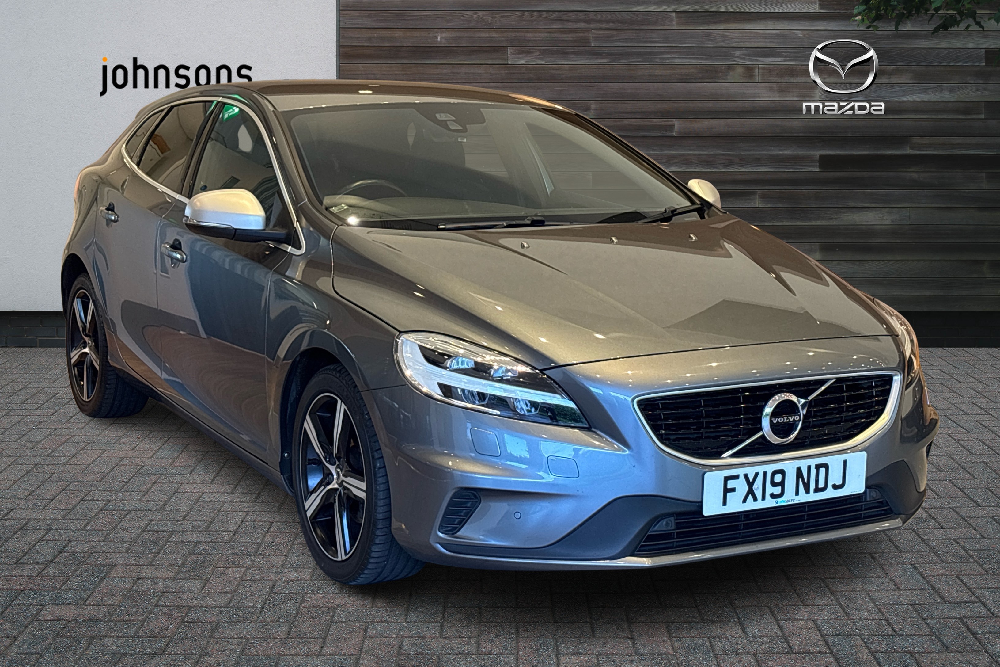 Main listing image - Volvo V40