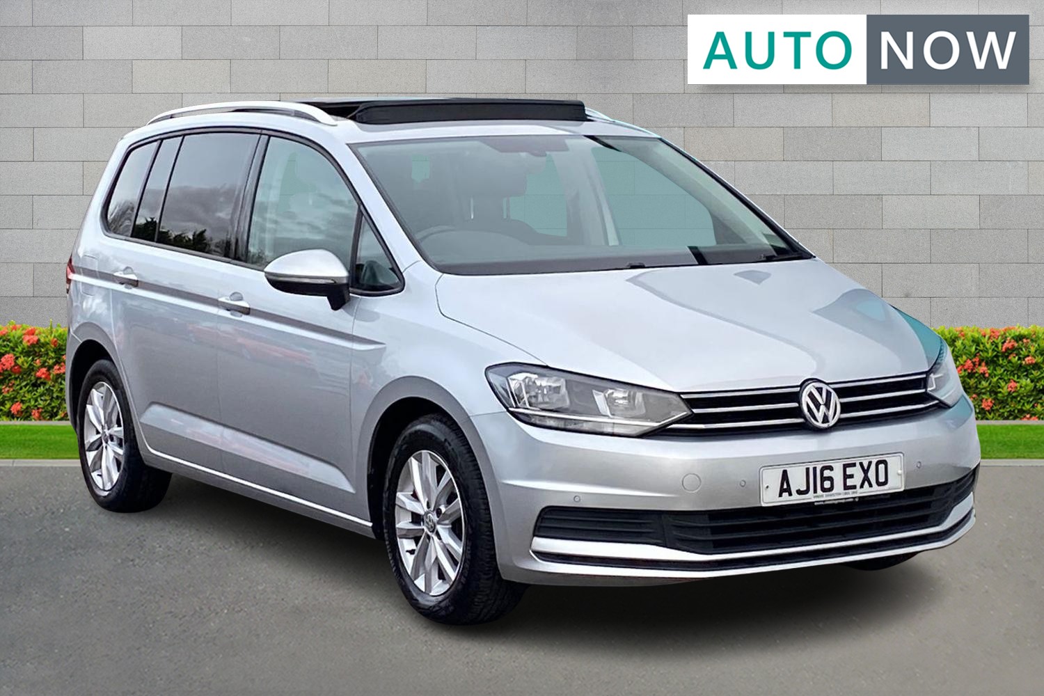 Main listing image - Volkswagen Touran