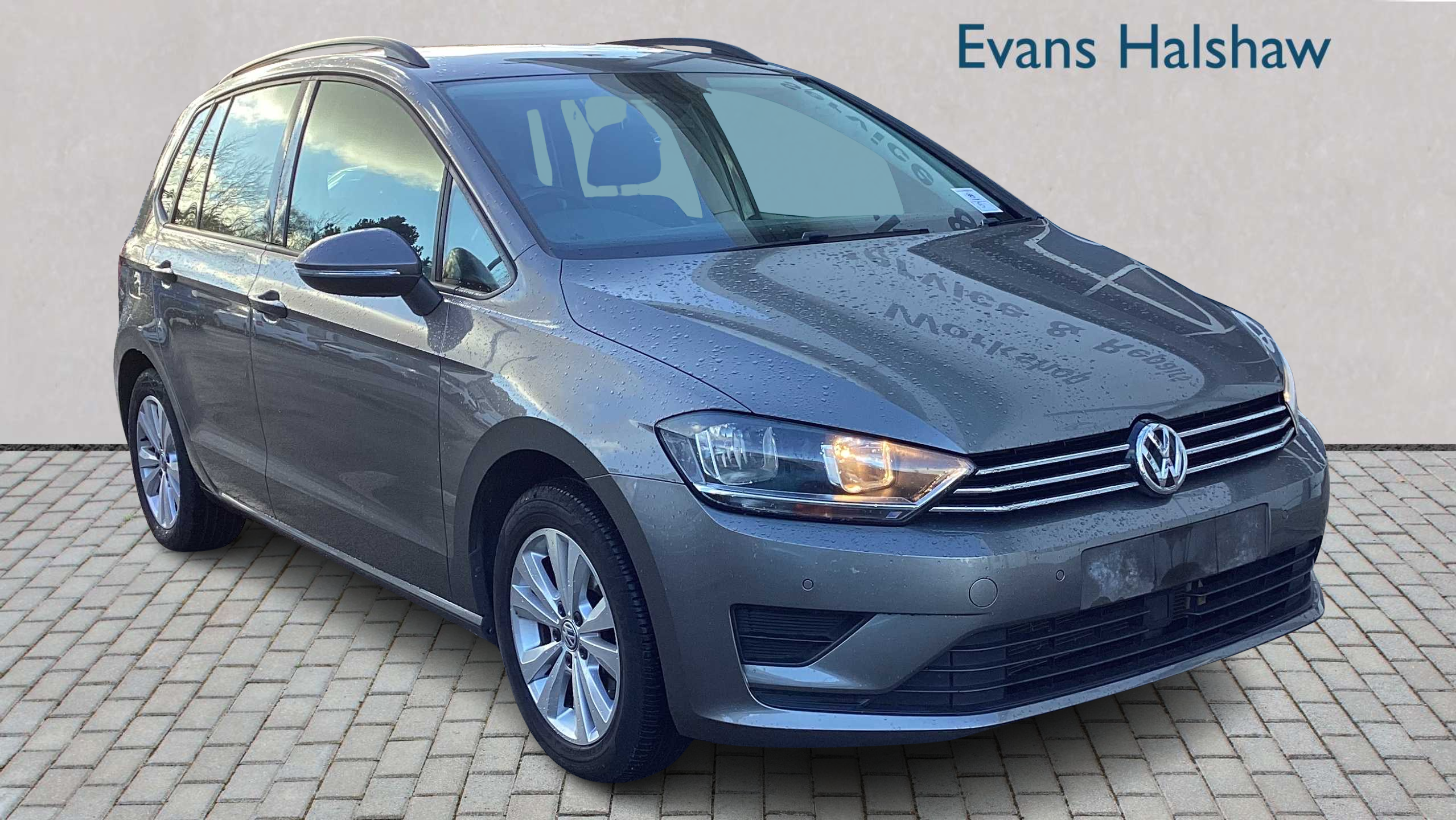 Main listing image - Volkswagen Golf SV