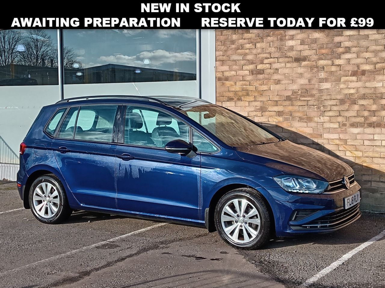 Main listing image - Volkswagen Golf SV