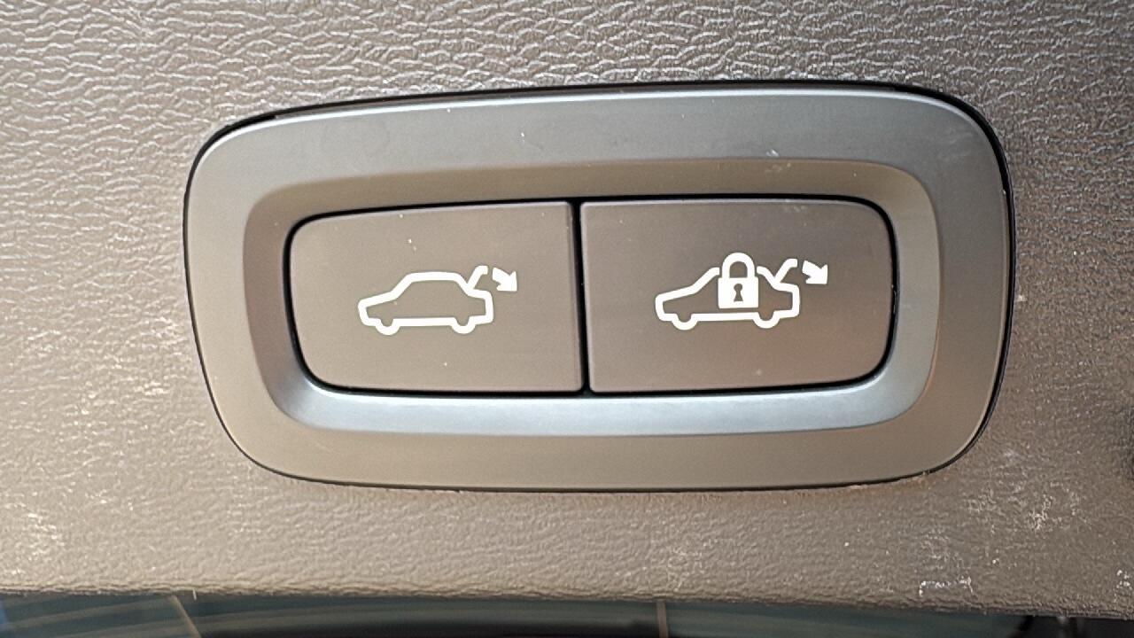 Main listing image - Volvo XC40