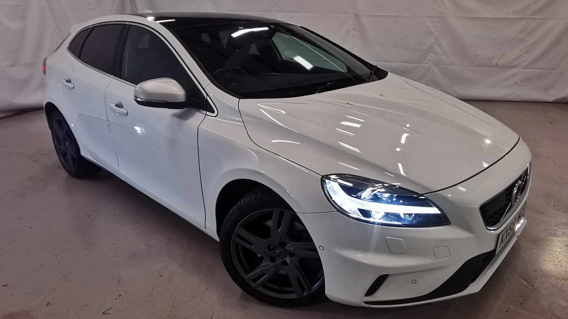 Main listing image - Volvo V40