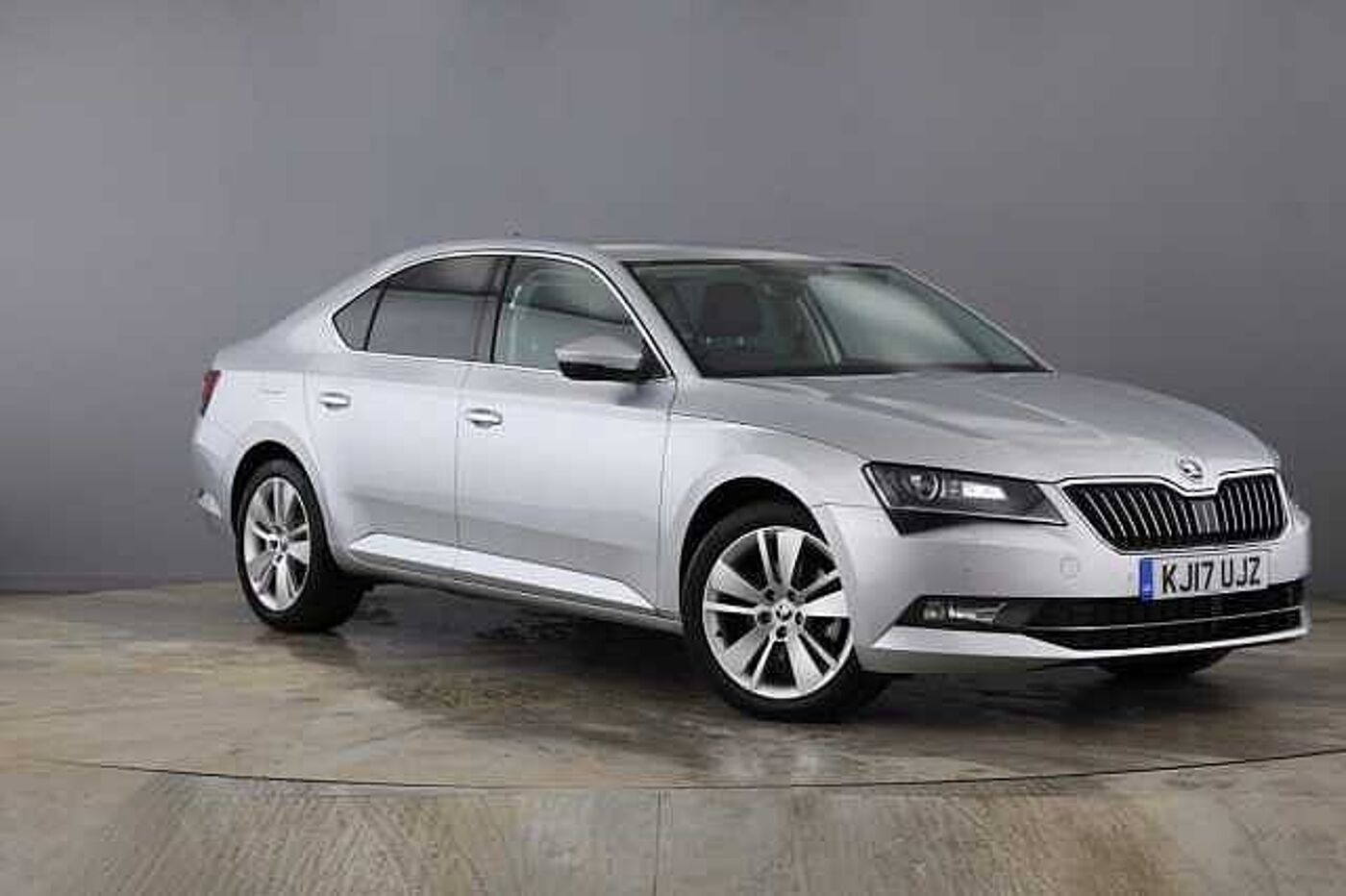 Main listing image - Skoda Superb