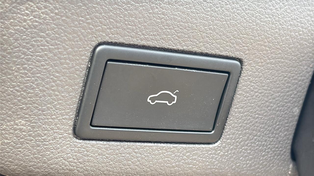 Main listing image - Volkswagen Multivan