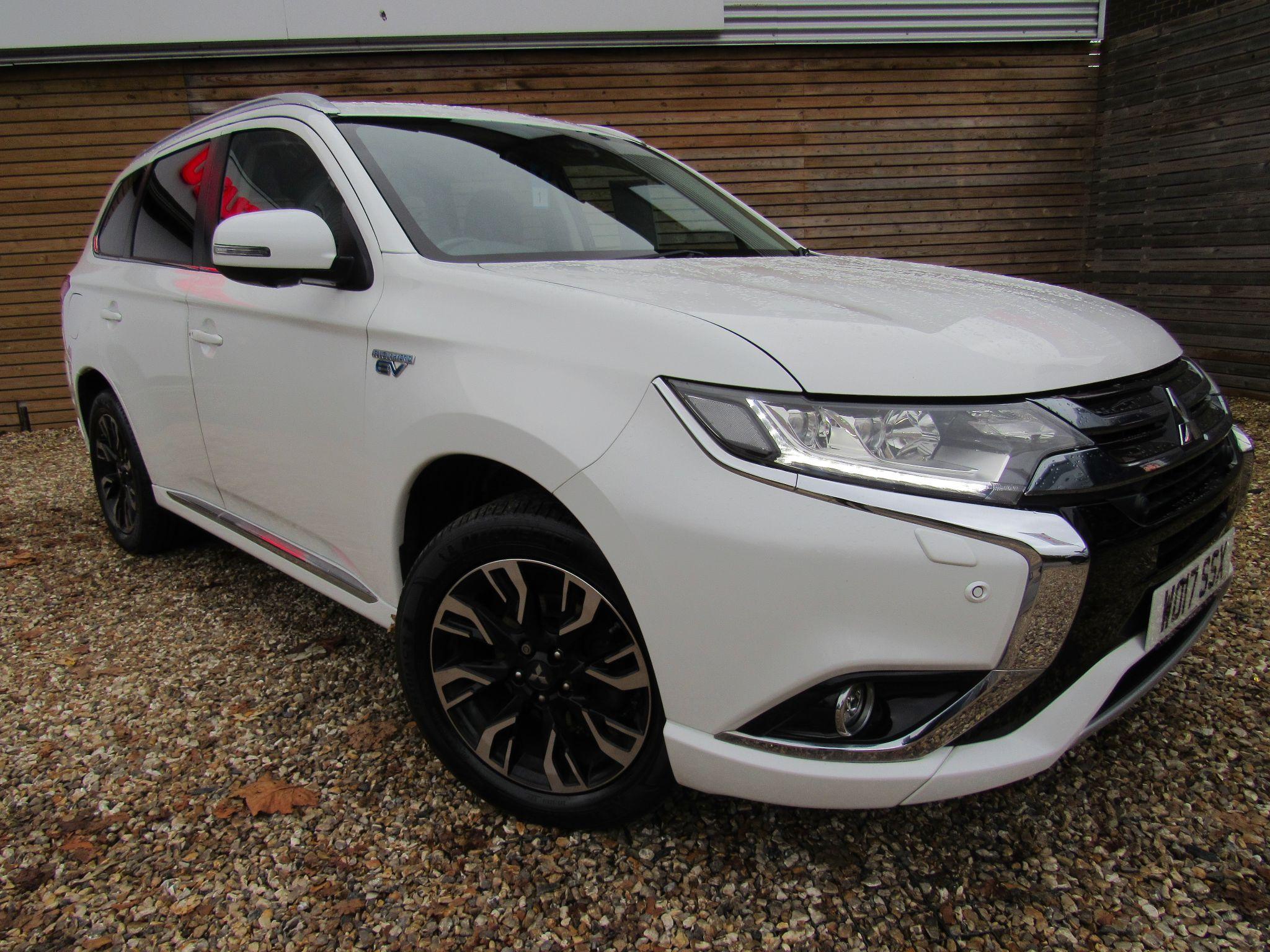 Main listing image - Mitsubishi Outlander