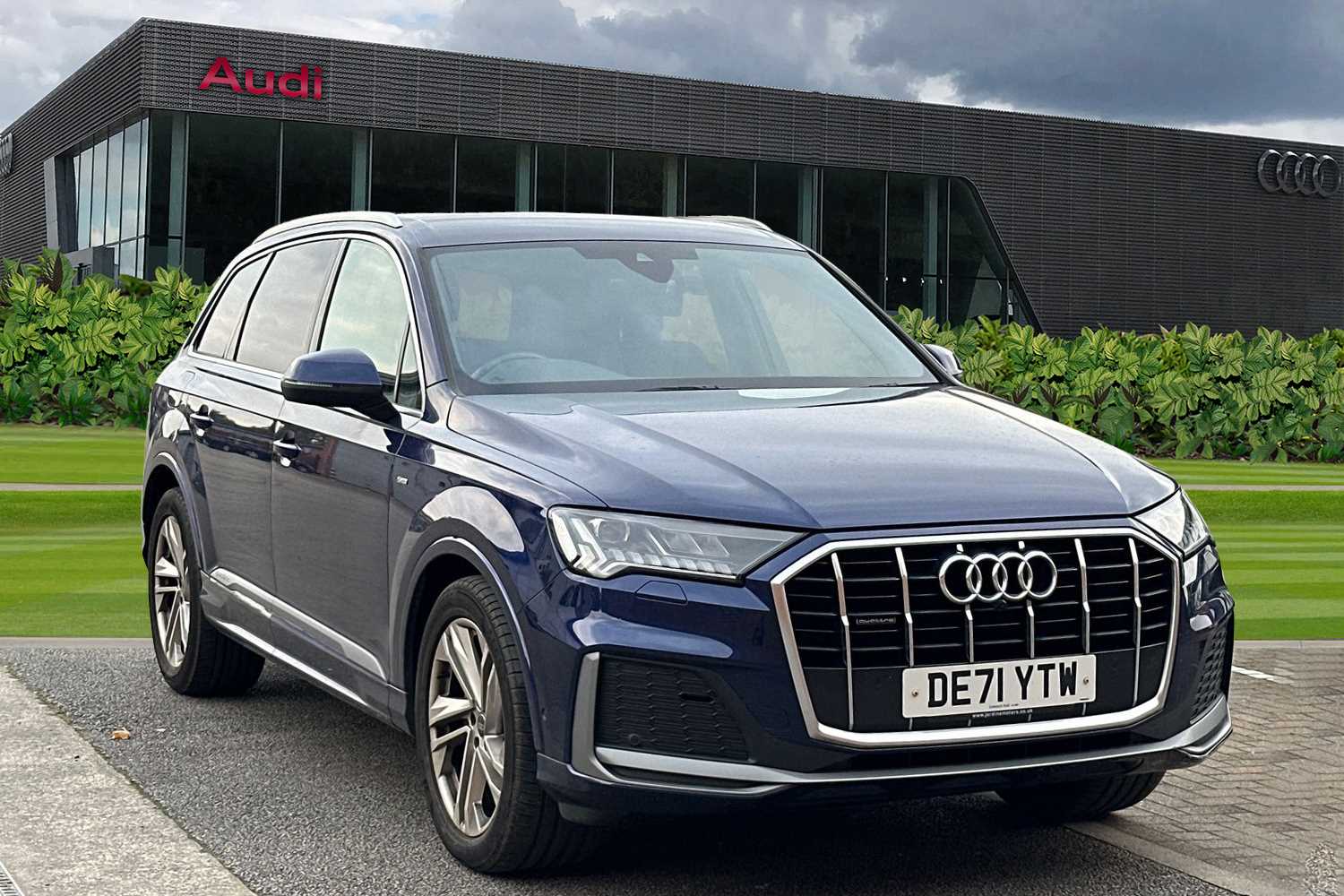 Main listing image - Audi Q7