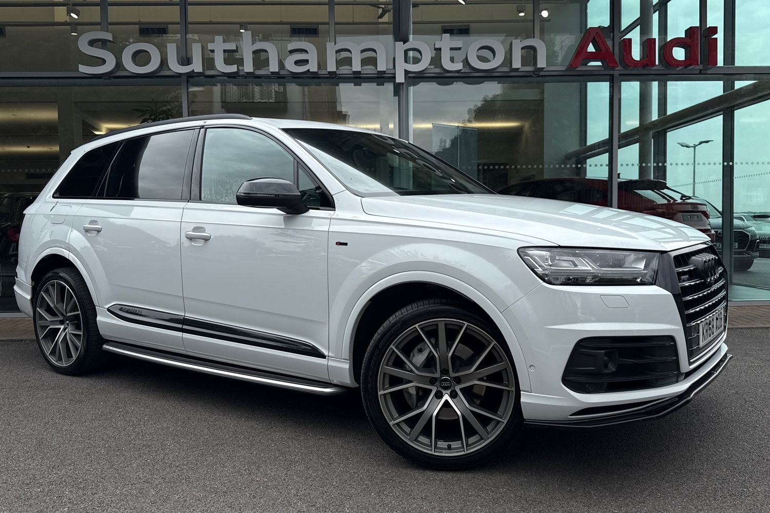 Main listing image - Audi Q7