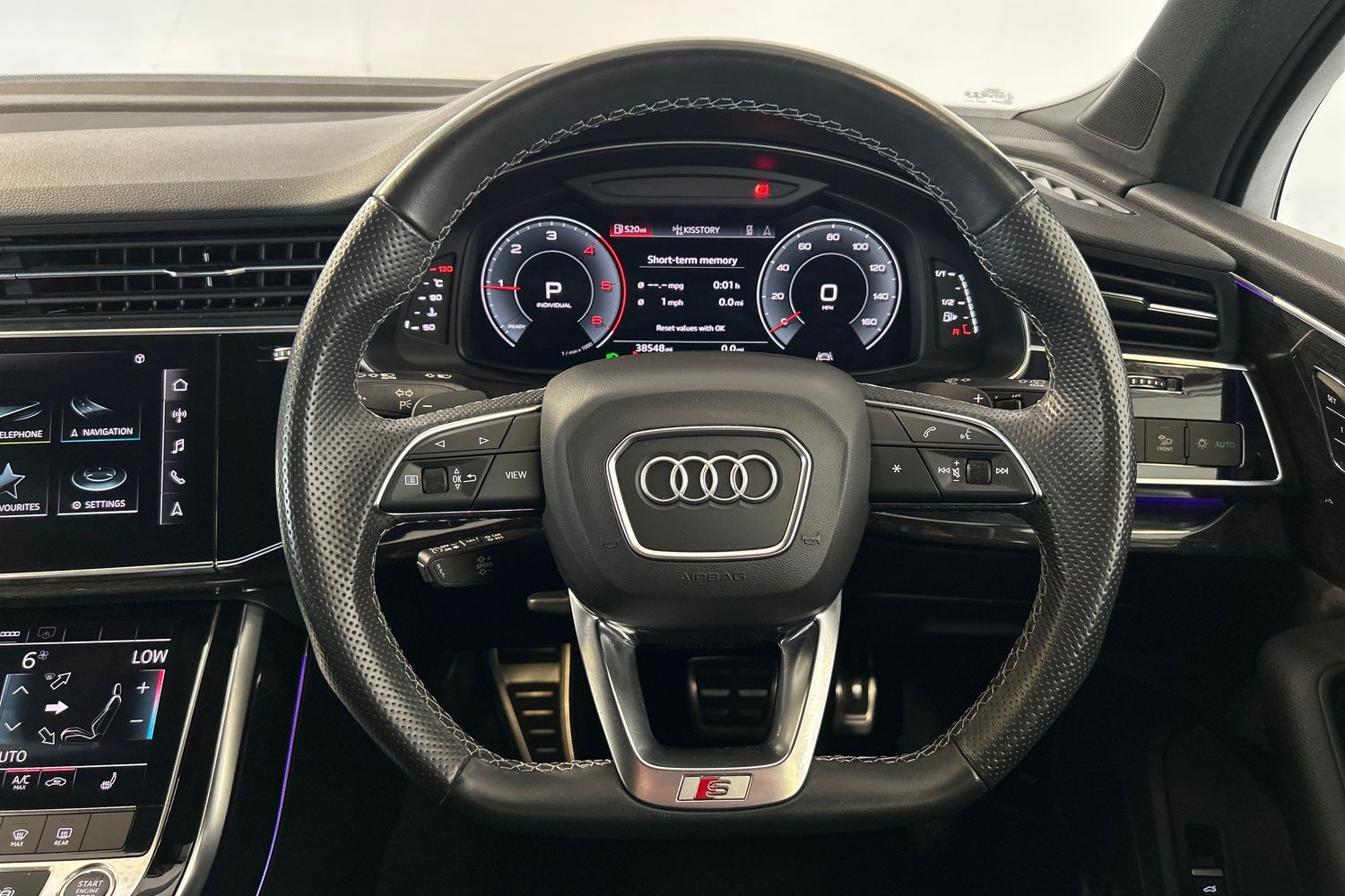 Main listing image - Audi Q7