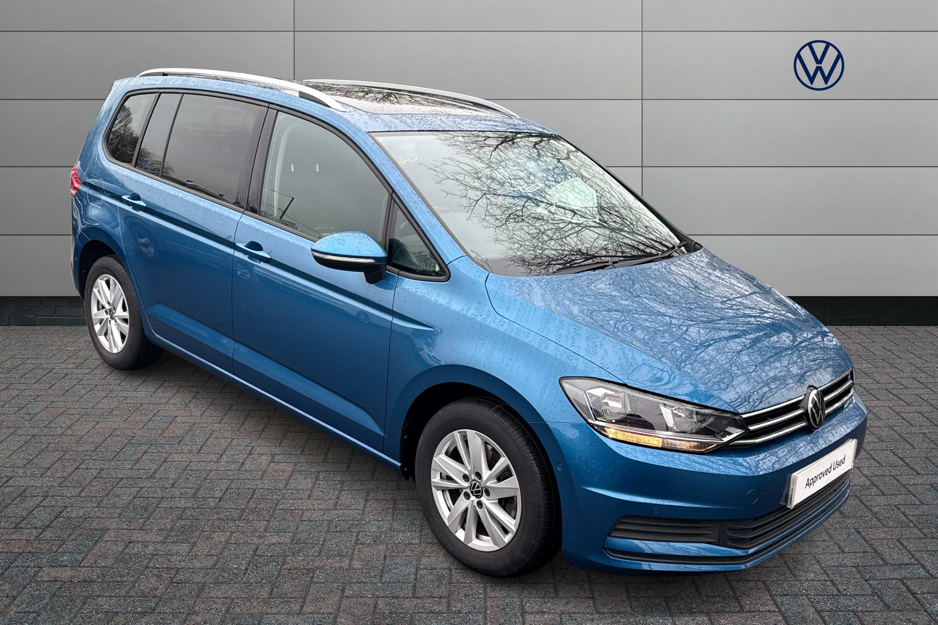Main listing image - Volkswagen Touran