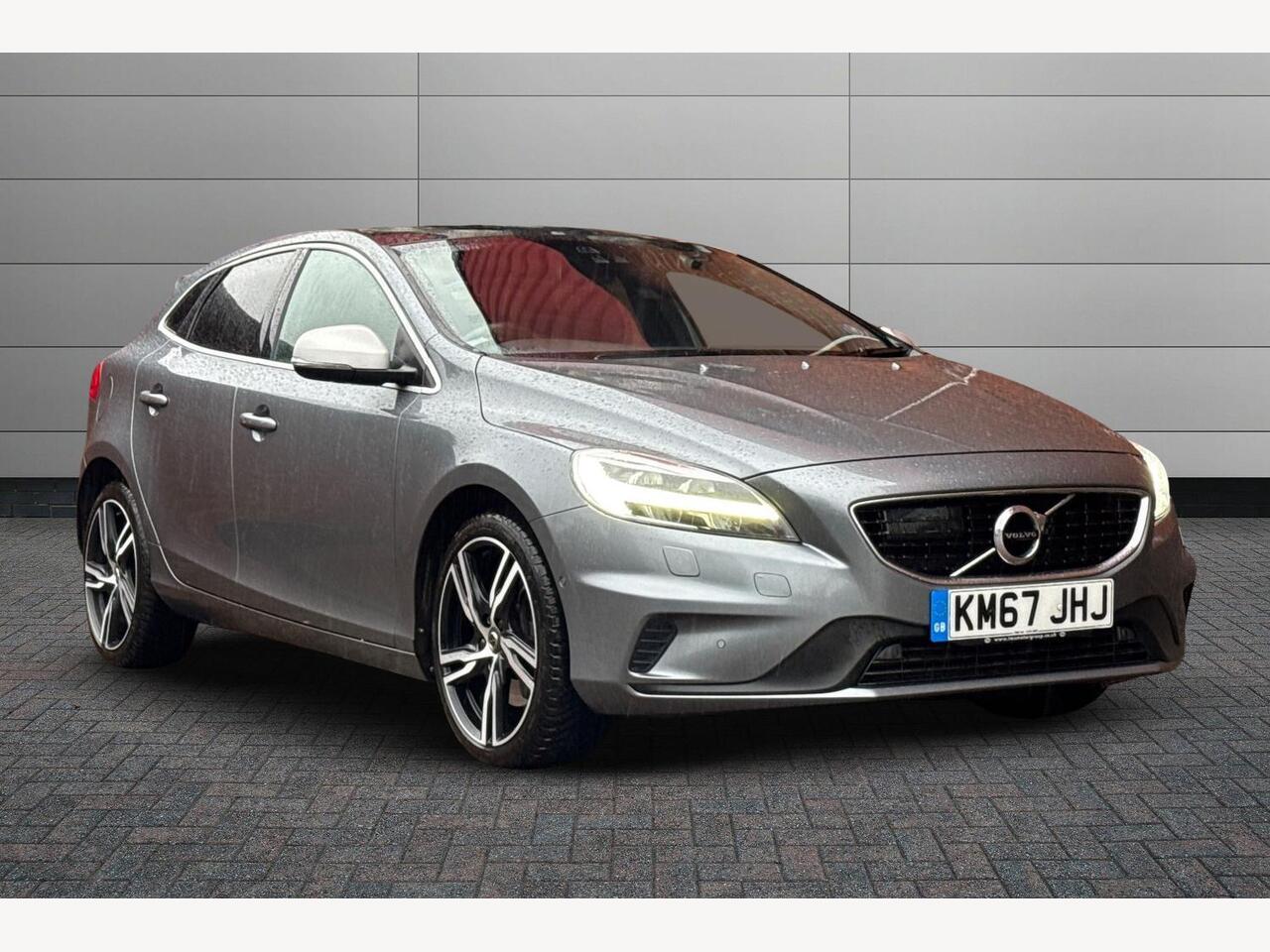 Main listing image - Volvo V40