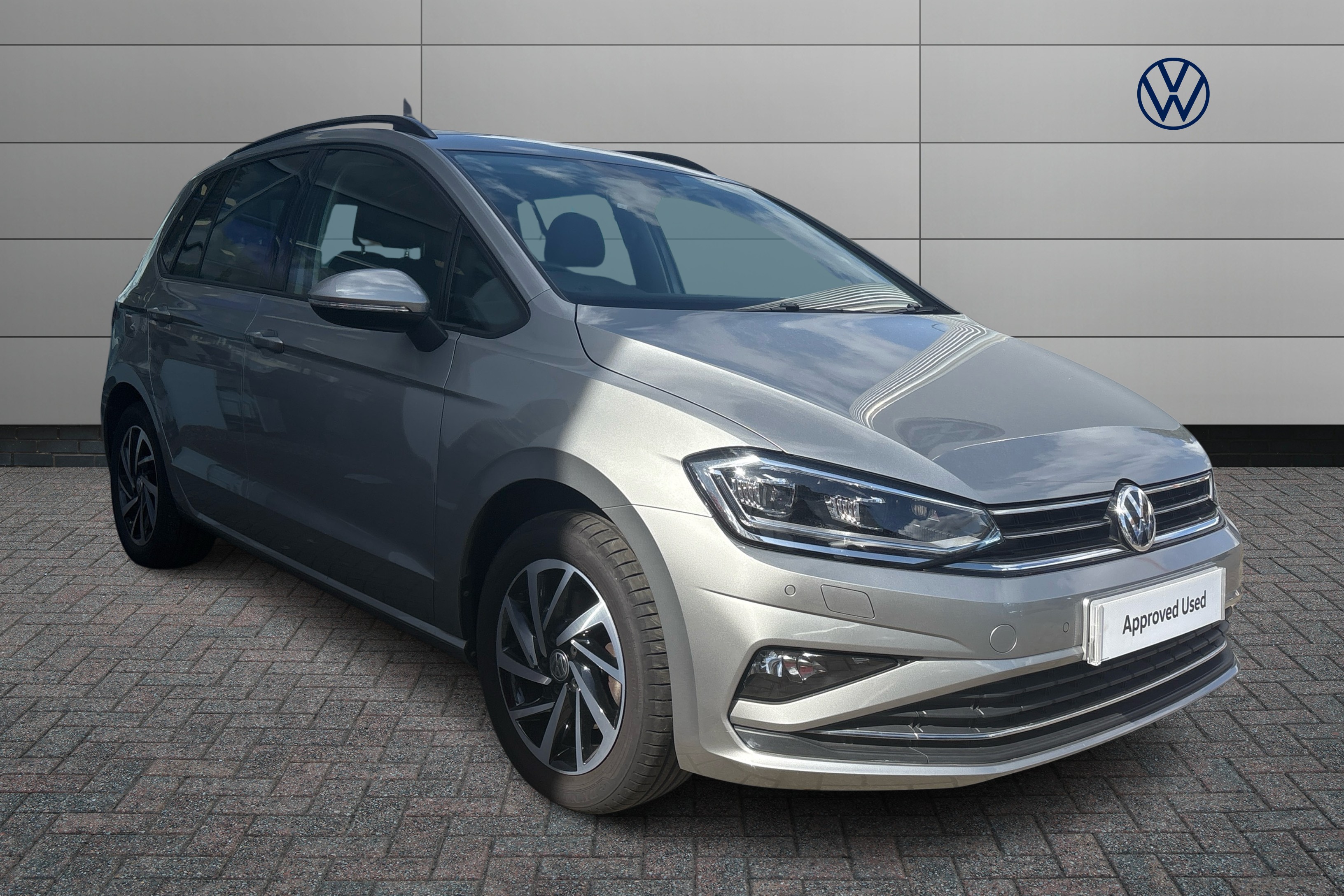 Main listing image - Volkswagen Golf SV