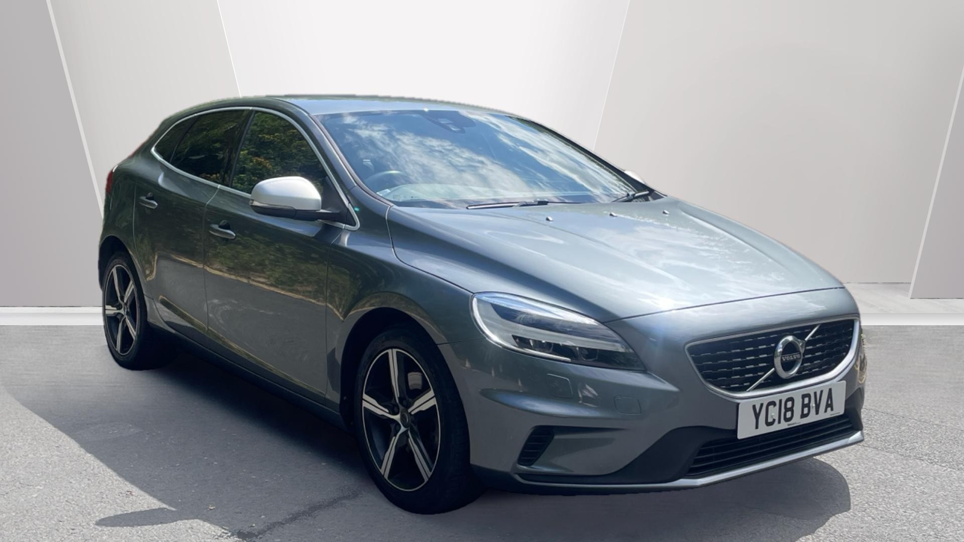 Main listing image - Volvo V40