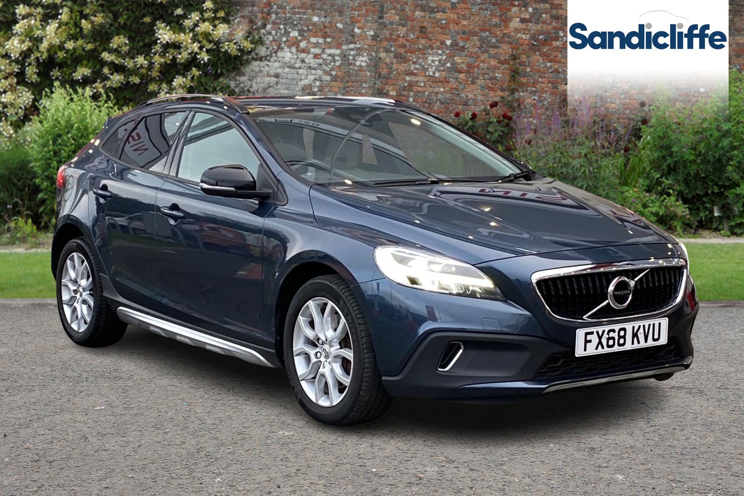 Main listing image - Volvo V40 Cross Country