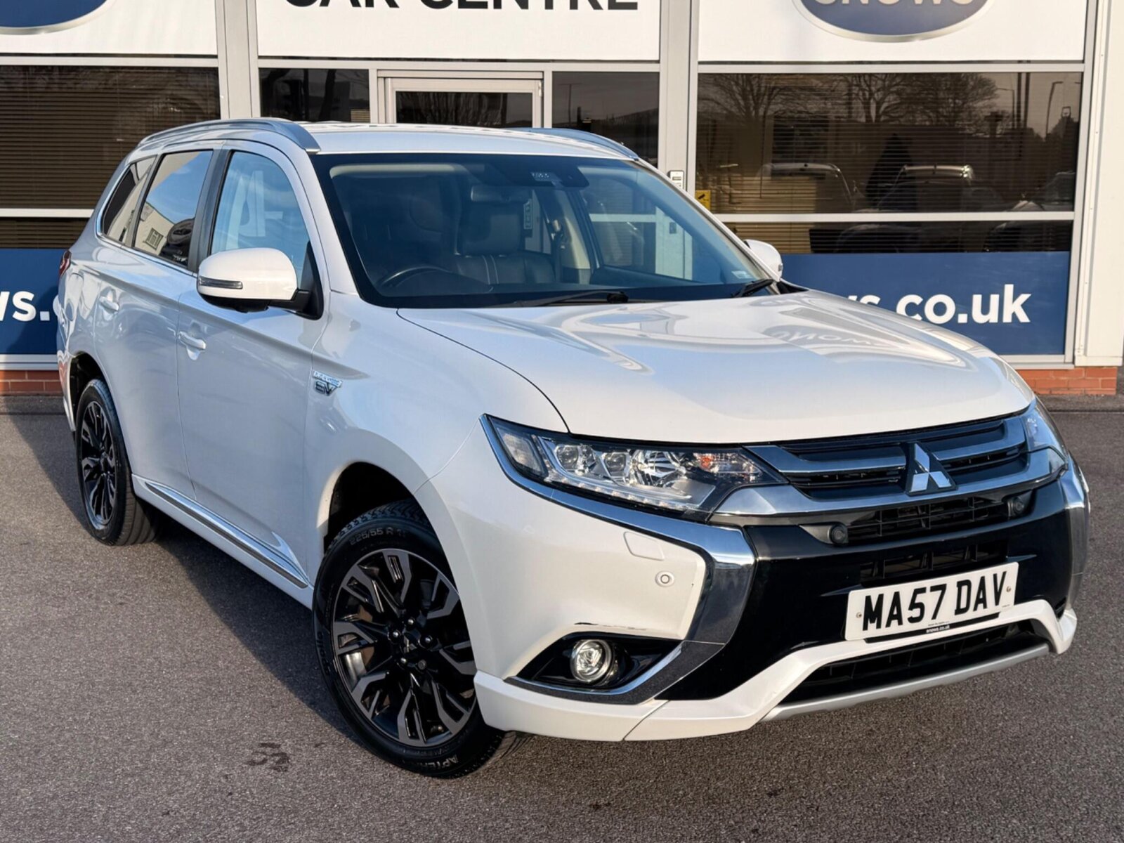 Main listing image - Mitsubishi Outlander