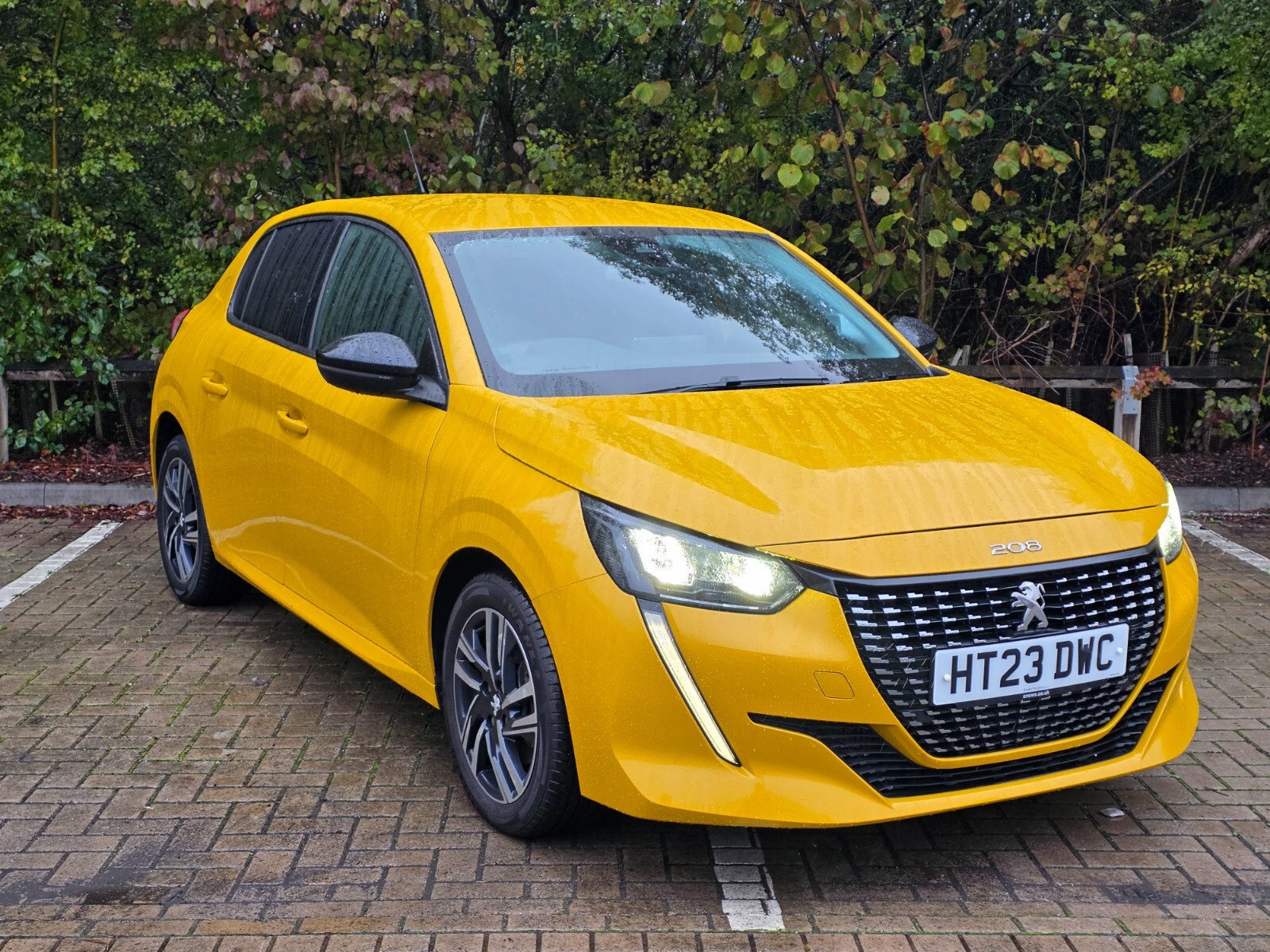 Main listing image - Peugeot 208