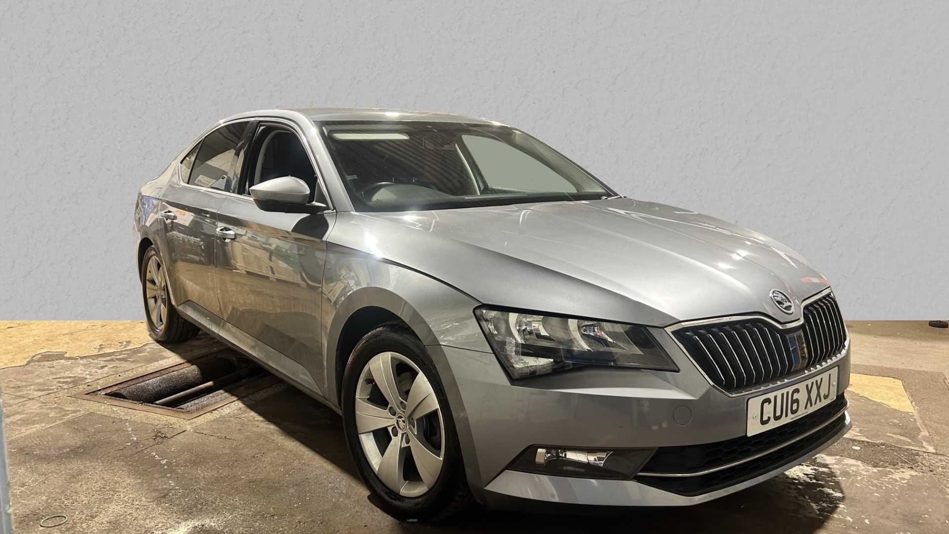 Main listing image - Skoda Superb