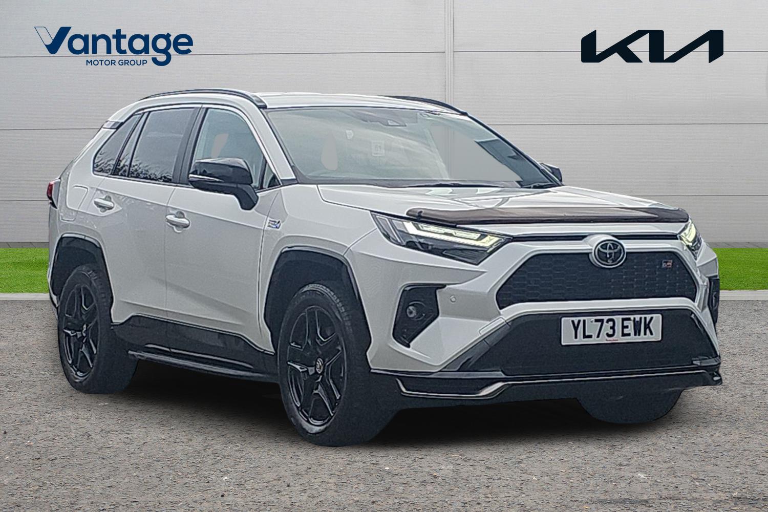 Main listing image - Toyota RAV4