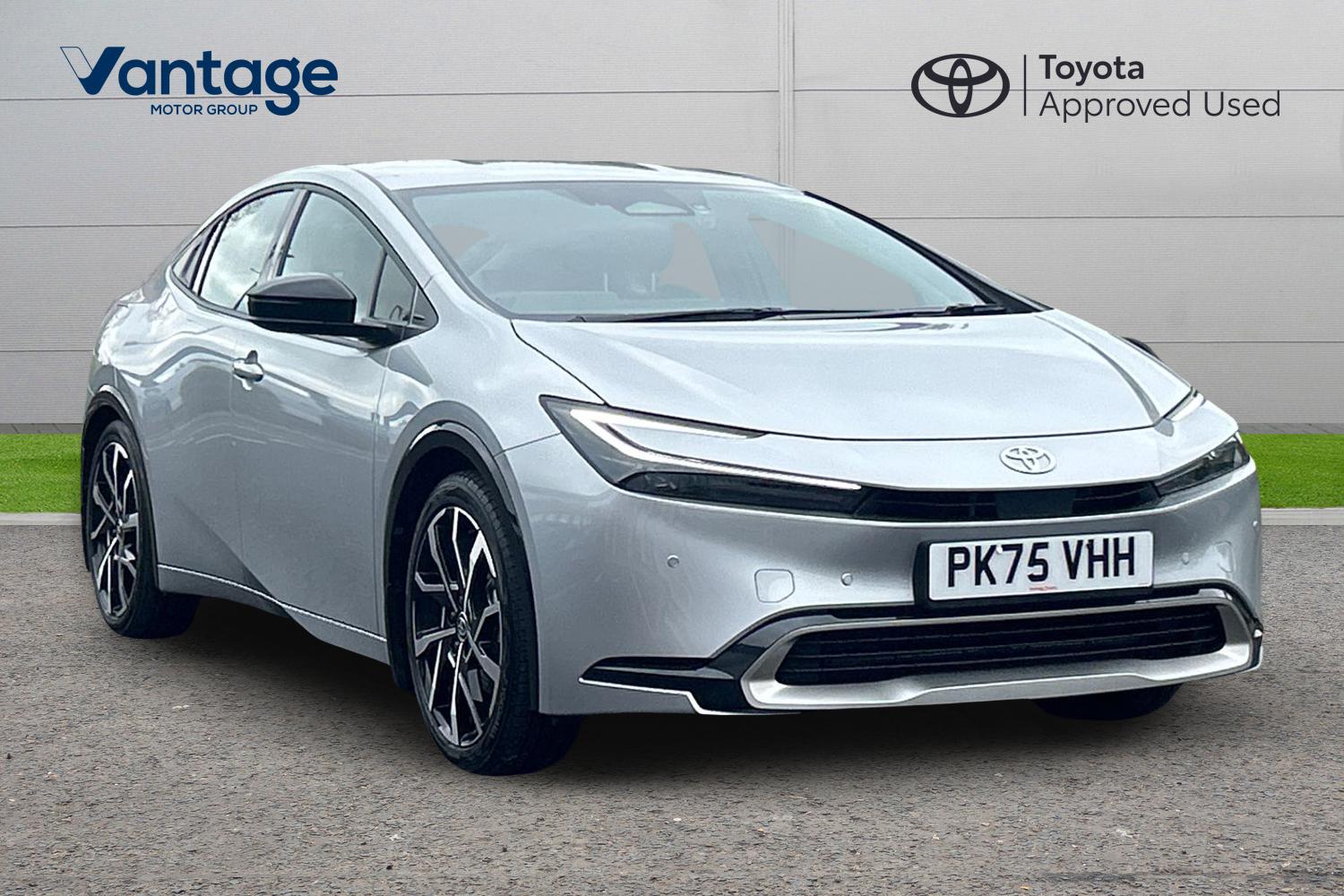 Main listing image - Toyota Prius Plug-In