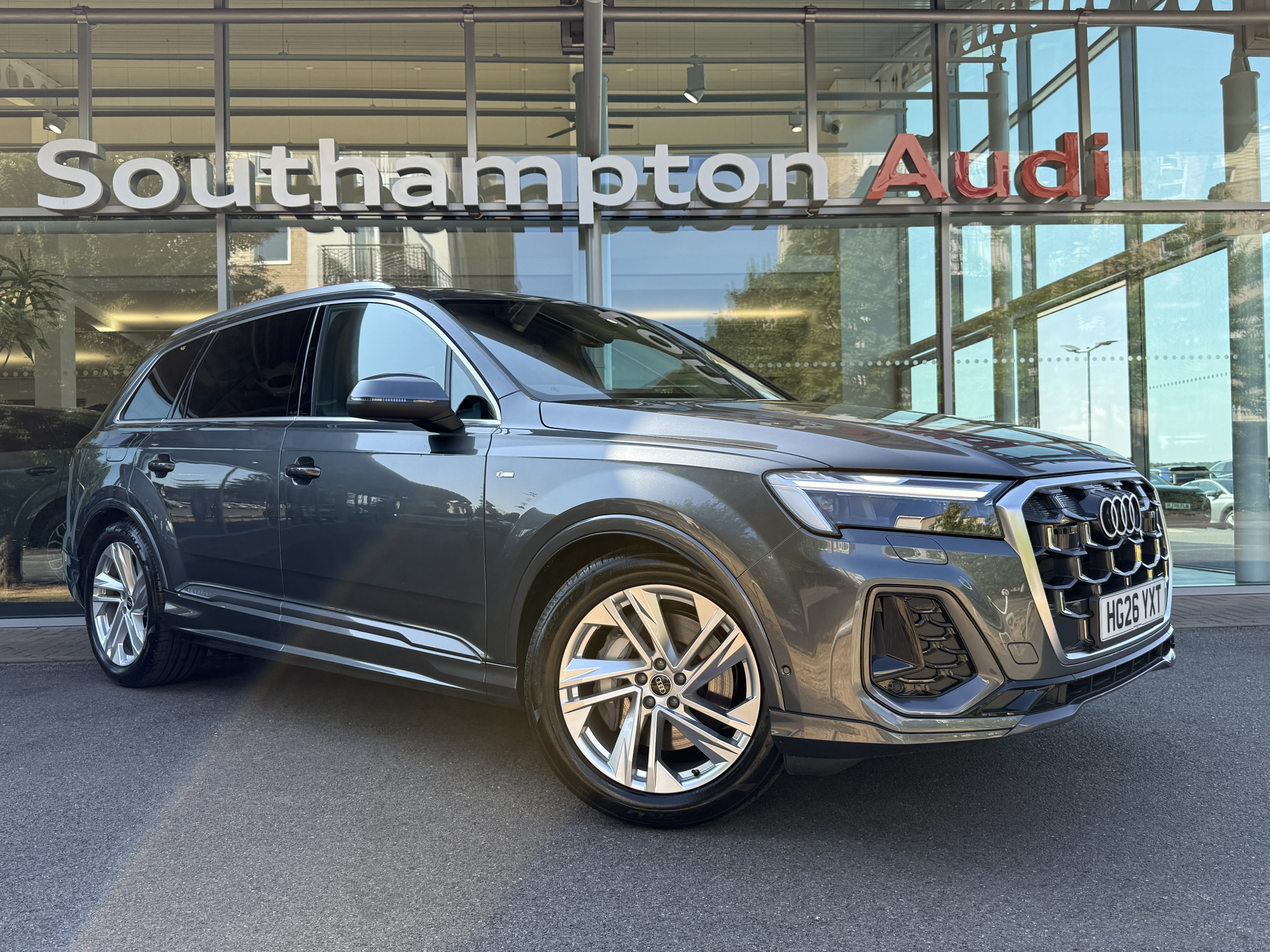 Main listing image - Audi Q7