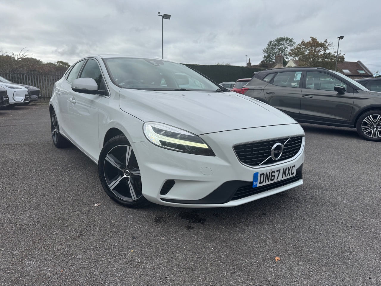 Main listing image - Volvo V40