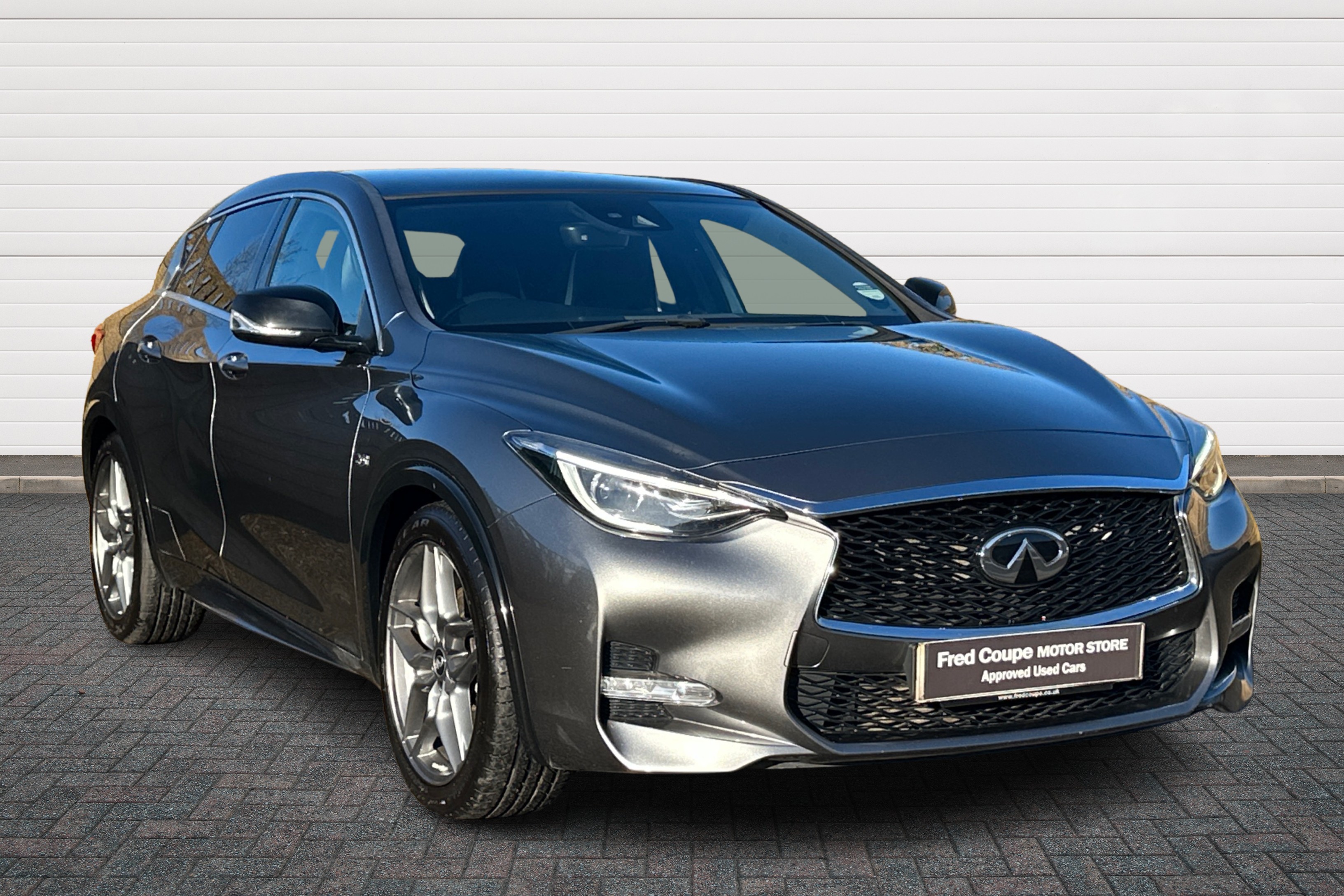 Main listing image - Infiniti Q30