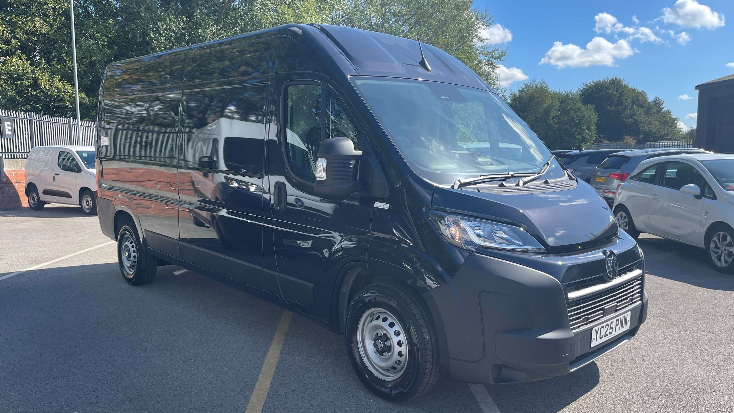 Main listing image - Vauxhall Movano