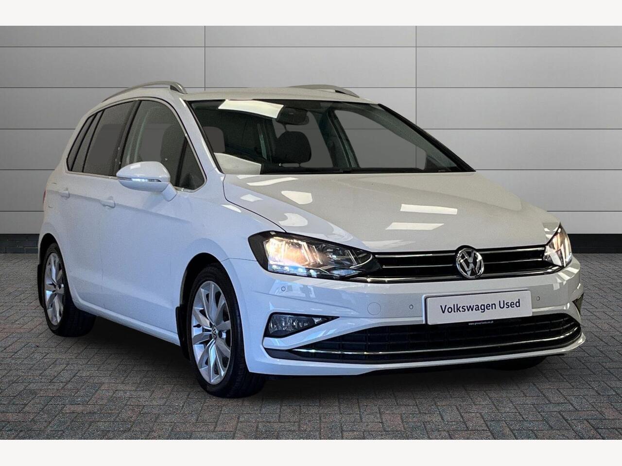 Main listing image - Volkswagen Golf SV