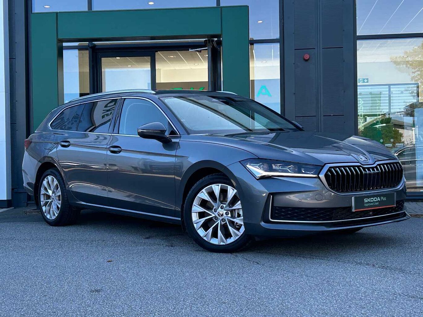 Main listing image - Skoda Superb Estate