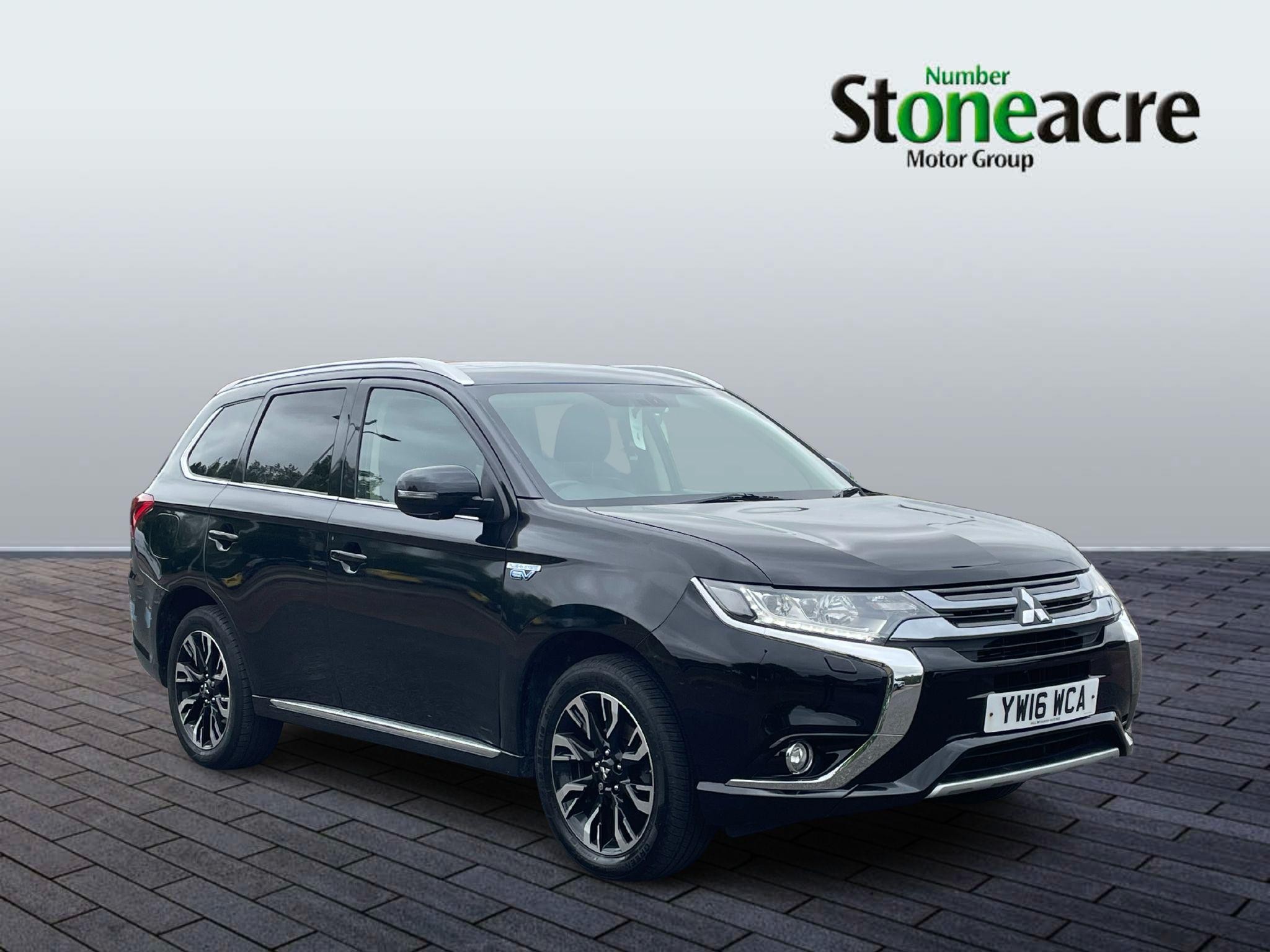 Main listing image - Mitsubishi Outlander